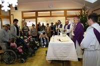 Biskup Mrzljak pohodio djelatnike i korisnike Caritasovog doma “Dr. Antun Bogdan”